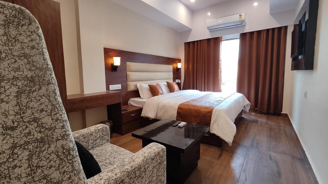 Hotel Blueark ラクナウ エクステリア 写真