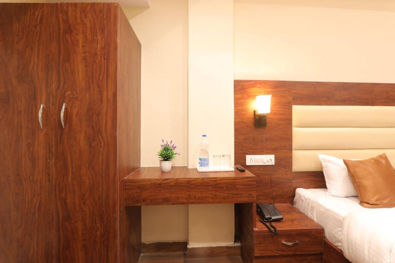 Hotel Blueark ラクナウ エクステリア 写真